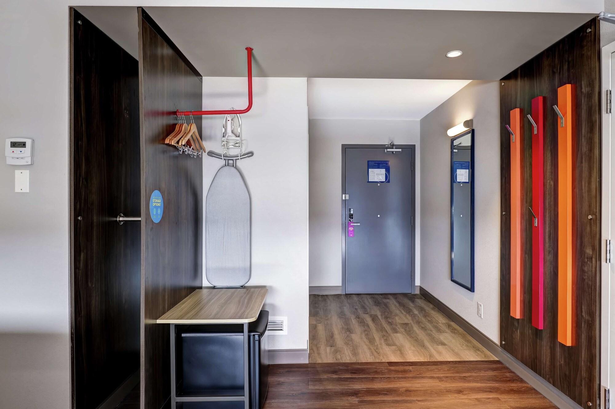Tru By Hilton Edmonton Windermere Extérieur photo