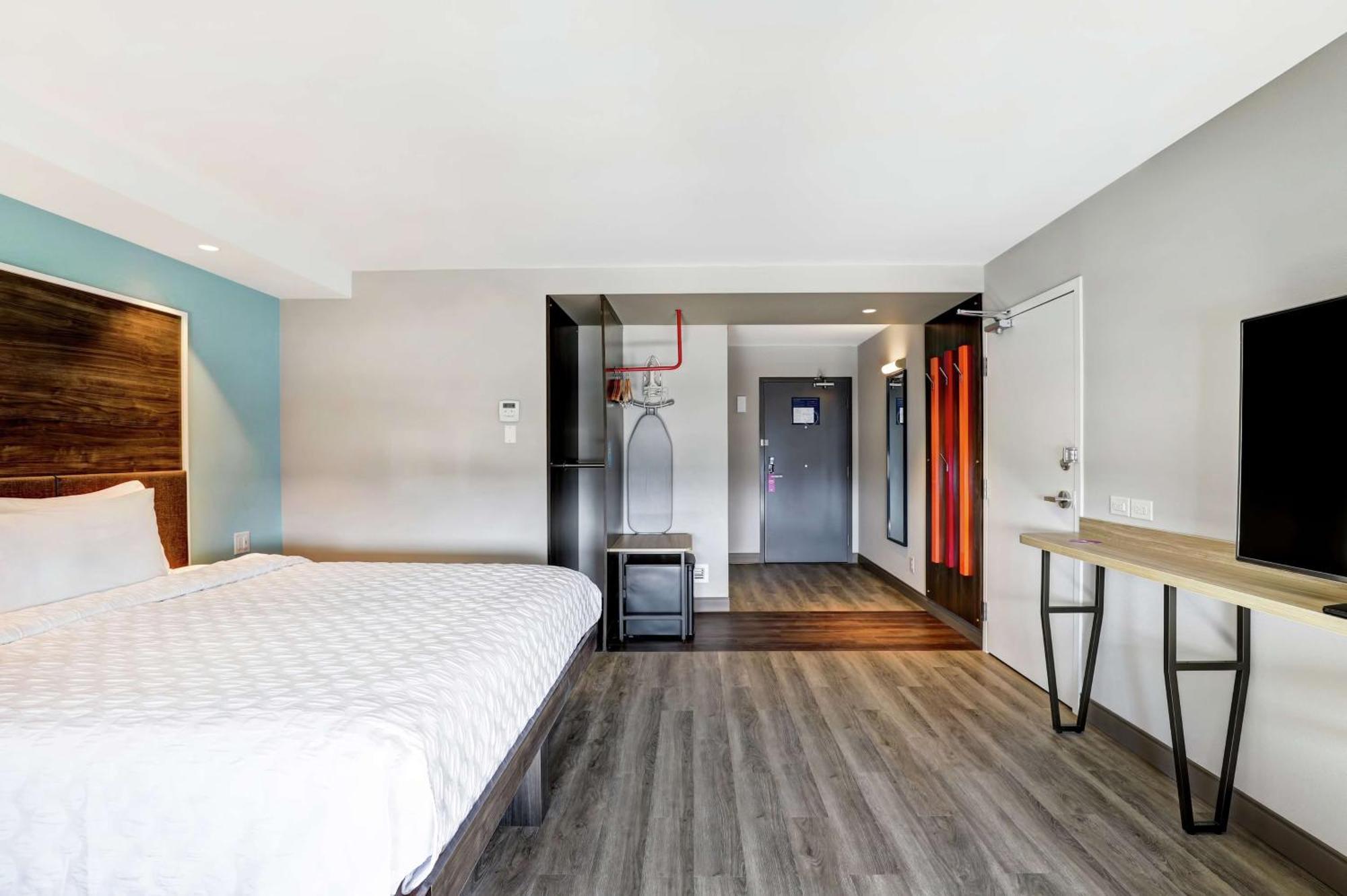 Tru By Hilton Edmonton Windermere Extérieur photo