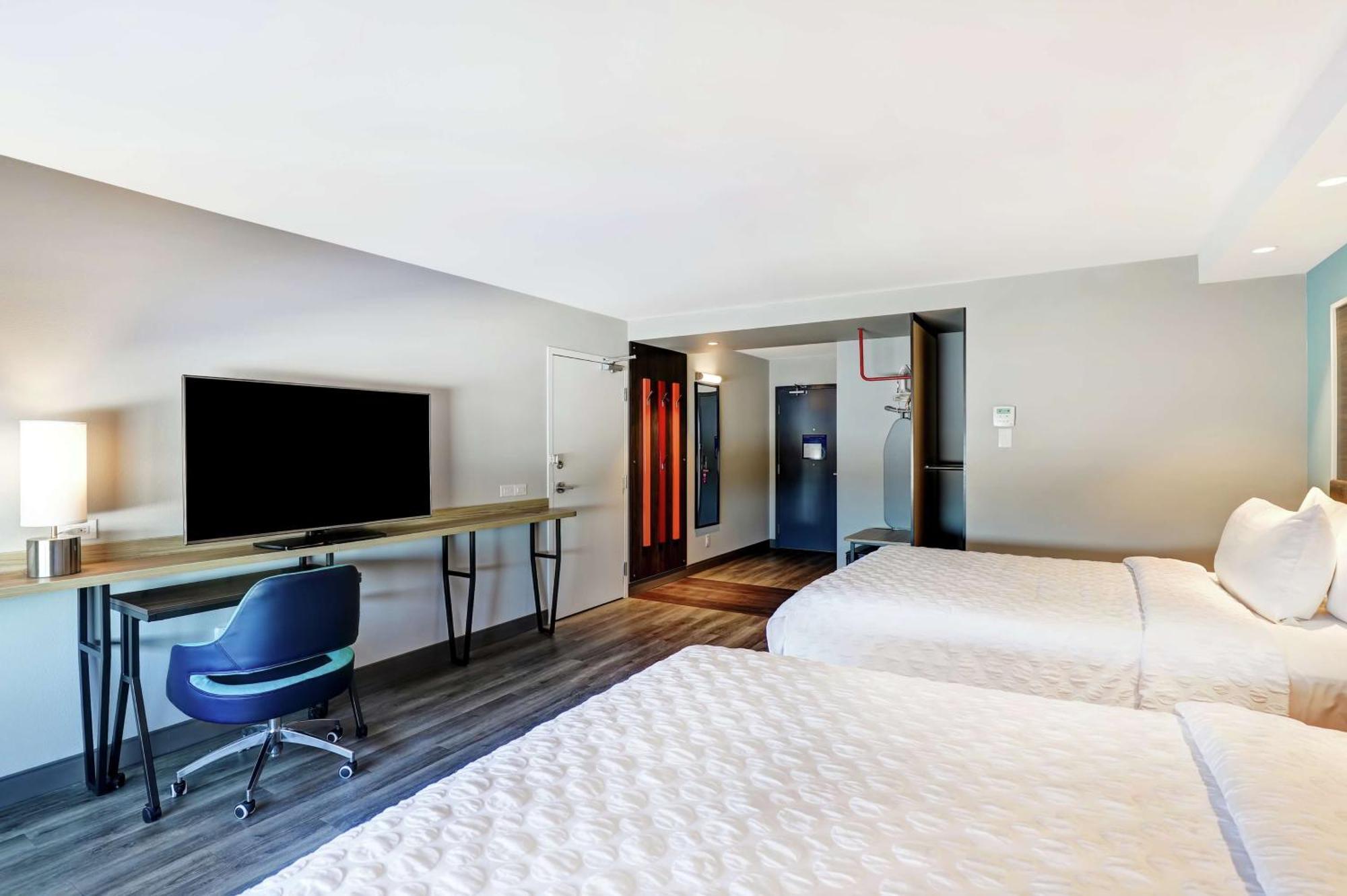 Tru By Hilton Edmonton Windermere Extérieur photo